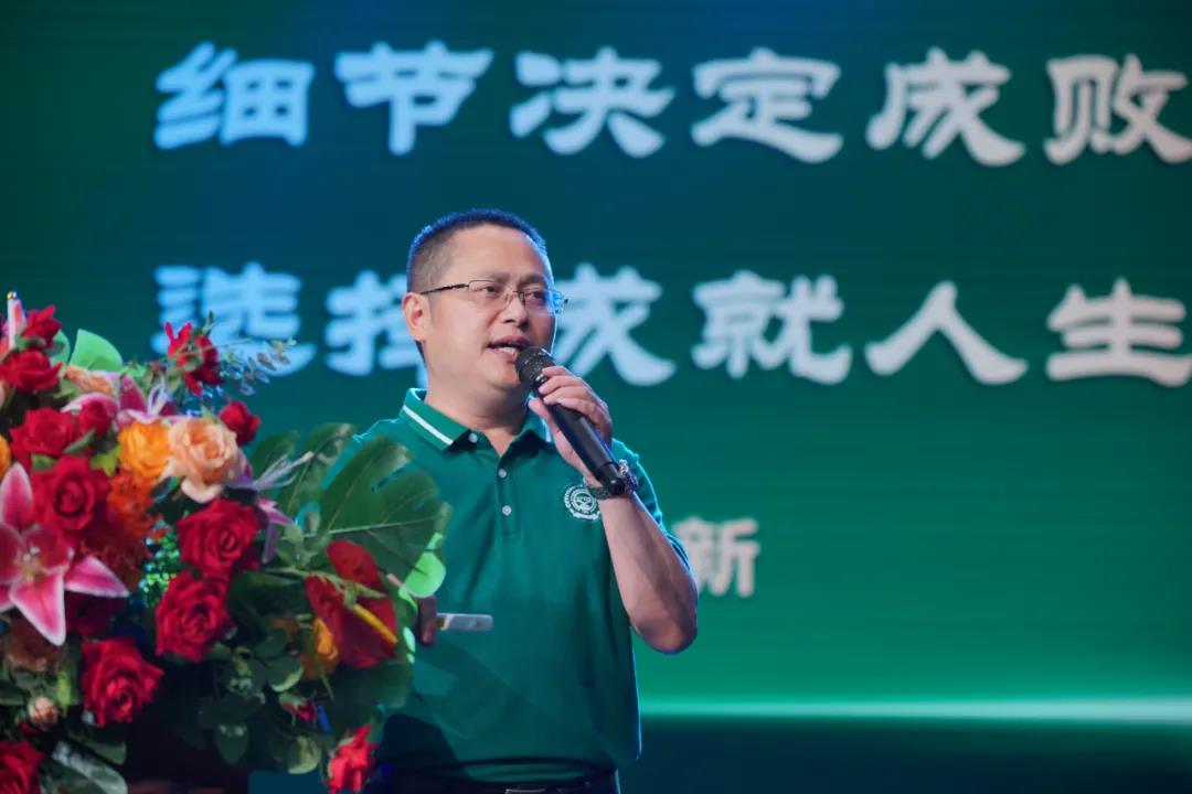 好玩的手机模拟器游戏-校园模拟器：成为校长和老师，打造充满活