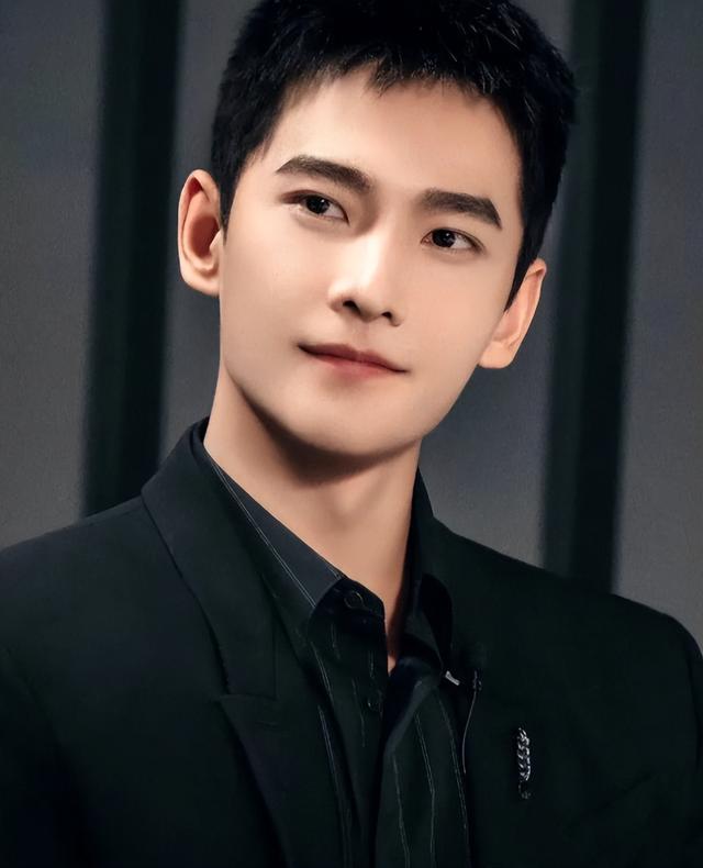 男明星化妆和没化妆一样_男明星一般化妆吗_化妆男明星